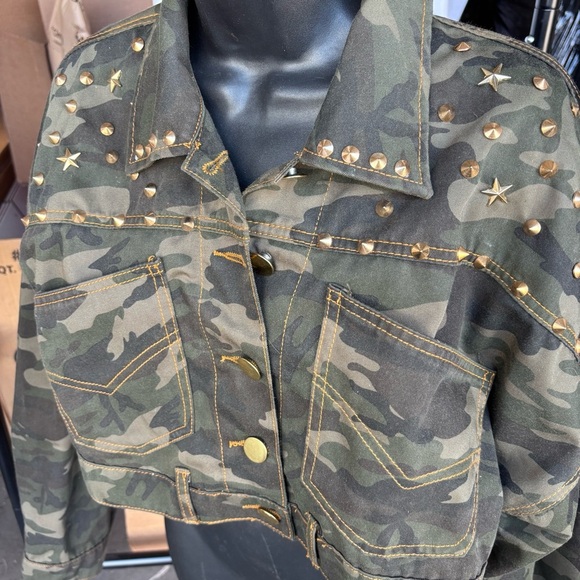 Essue Women’s Studded Button up Crop Camouflage Jacket!  Button detail Back! - Picture 8 of 10